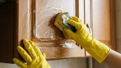 Fettfilm auf Küchenschränken entfernen, ohne die Fronten zu beschädigen: Oft genügen Spülmittelwasser und das richtige Tuch